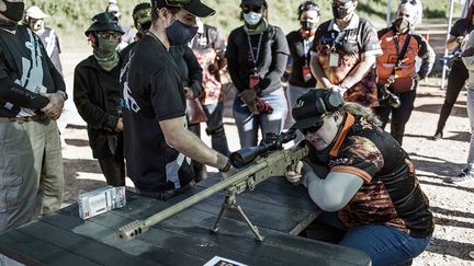 Lors des stages Girls on Fire, les formateurs apprennent aux volontaires à se servir de fusils de précision Barrett .50 ou Truvelo, de pistolets GLOCK ou Beretta. Ici, les tirs s’effectuent à balles réelles. "C’est tellement important d’encourager les femmes à se protéger, qu’on ne se contente pas de s’assoir dans un coin et d’être des victimes", explique une bénévole.&nbsp; &nbsp; (MARCO LONGARI / AFP)