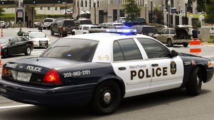 Intervention de la police, le 6 juillet 2015, au Centre médical militaire de Bethesda dans la banlieue de Washington. (Reuters/Kevin Lamarque)