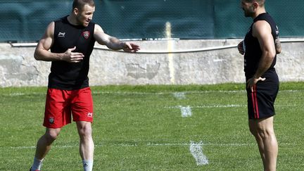 Matt Giteau donne ses consignes à son ami et coéquipier Drew Mitchell (PATRICK BLANCHARD / MAXPPP)