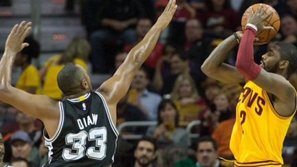 Boris Diaw (San Antonio Spurs) tente d'empêcher Kyrie Irving (Cleveland Cavs) de marquer (JASON MILLER / GETTY IMAGES NORTH AMERICA)