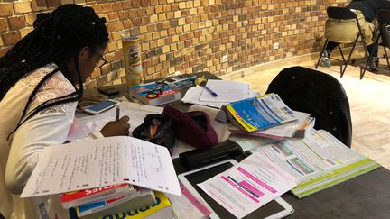 A Montreuil, les bibliothèques se mobilisent pour aider les lycéens à réviser dans de bonnes conditions. (ALEXIS MOREL / FRANCE-INFO)