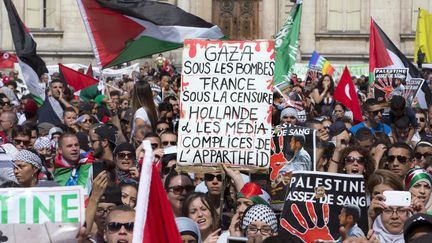 Des centaines de personnes se sont aussi r&eacute;unies &agrave; Lyon (photo) et plus de 1 000 &agrave; Strasbourg.&nbsp; (PHILIPPE MERLE / AFP)