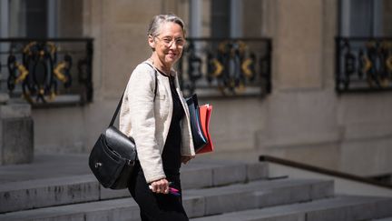 Elisabeth Borne, la Première ministre, à sa sortie du Conseil des ministres, le 16 mai 2023. (ANDREA SAVORANI NERI / NURPHOTO / AFP)