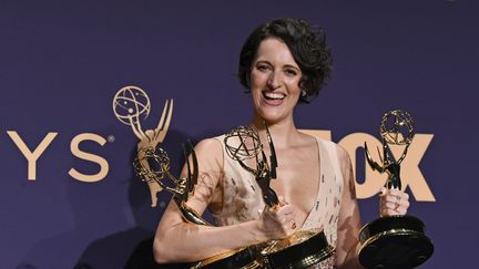 Phoebe Waller-Bridge, premier rôle et réalisatrice de "Fleabag", pose avec ses récompenses après les Emmy Awards, le 22 septembre 2019 à Los Angeles. (FRAZER HARRISON / GETTY IMAGES NORTH AMERICA / AFP)