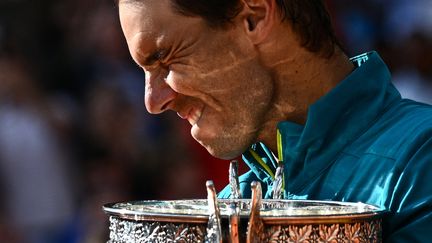 Rafael Nadal lors de la remise de son trophée à Roland-Garros le 5 juin 2022. (ANNE-CHRISTINE POUJOULAT / AFP)