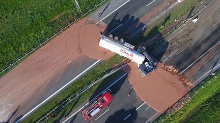 Un camion a déversé des tonnes de chocolat sur une autoroute, le 9 mai 2018 près de Poznan (Pologne). (TVN / AFP)