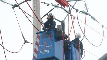 Des travaux sur le réseau électrique à Uffholtz (Haut-Rhin), le 7 novembre 2017. (MAXPPP)