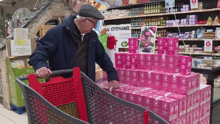 Des briques de lait toutes roses, c’est la nouvelle filière de producteurs qui vient de voir le jour, près de Toulouse. Des éleveurs se sont rassemblés pour vendre leur lait ensemble pour se rémunérer correctement. (FRANCE 2)