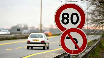 Limitation de la vitese à 80 km/h sur une route près de Bordeaux, le 9 janvier 2018. (NICOLAS TUCAT / AFP)