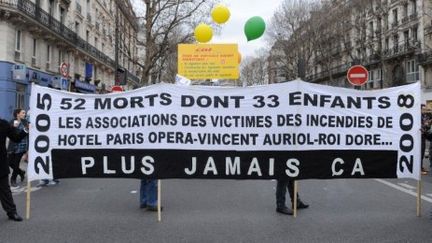 Défilé de soutien aux familles des victimes d'incendies dont celui du boulevard Vincent Auriol à Paris, en août 2005. (AFP/MIGUEL MEDINA)