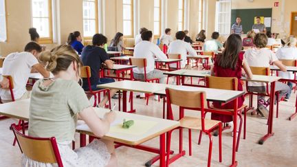 Des lycéens de terminale générale et technologique passent l'épreuve de philosophie du baccalauréat, à Briançon (Hautes-Alpes), le 15 juin 2022. (THIBAUT DURAND / HANS LUCAS / AFP)