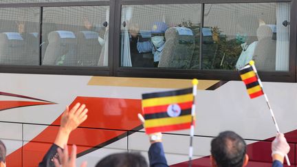 Les athlètes ougandais quittent leur camp d'entraînement pour rejoindre leur hôtel, à Osaka, le 20 juillet. (MAKOTO KONDO / YOMIURI / AFP)