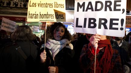 Des femmes tiennent des pancartes "Les ventres libres rendront les hommes libres" et "M&egrave;re, libre" lors d'une manifestation pro-avortement &agrave; Madrid&nbsp;(Espagne) le 20 d&eacute;cembre 2013.&nbsp; (JAVIER SORIANO / AFP)