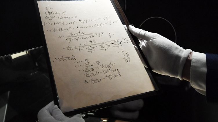 Une page du manuscrit d'Einstein, à Paris le 22 novembre 2021. (ALAIN JOCARD / AFP)