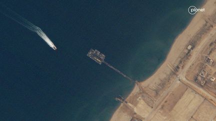 Une image satellite du port artificiel américain au large de la bande de Gaza le le 22 mai 2024, avant les intempéries qui ont emporté plusieurs éléments de la structure. (PLANET LABS PBC / FRANCEINFO)