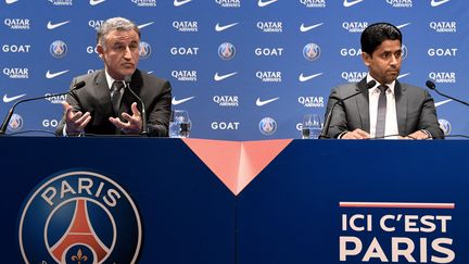 Le nouvel entraîneur du PSG, Christophe Galtier, aux côtés de son président, Nasser Al-Khelaifi, lors de la conférence de presse de présentation, le 5 juillet 2022. (BERTRAND GUAY / AFP)