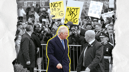 Des manifestants hostiles à Charles III lors d'un visite du roi britannique le 26 février 2023 dans une église de Milton Keynes, au nord de Londres. (ARTHUR EDWARDS / AFP)