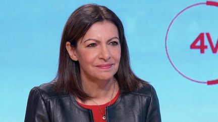 Anne Hidalgo, maire (PS) de Paris et candidate à l'élection présidentielle de 2022, était l'invitée des "4 Vérités" de France 2, mercredi&nbsp;8&nbsp;décembre.&nbsp; (CAPTURE ECRAN FRANCE 2)