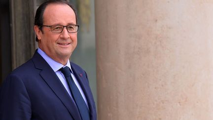 Fran&ccedil;ois Hollande sur le perron de l'Elys&eacute;e, le 10 octobre 2014, avant une rencontre avec Arnold Schwarzenegger. (MUSTAFA YALCIN / ANADOLU AGENCY / AFP)