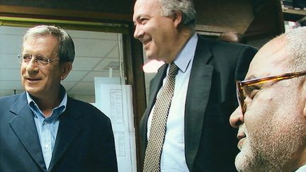 Miguel Moratinos (centre) et Saeb Erekat (droite) s’y sont rencontrés discrètement. C’est l’endroit le plus sûr pour de tels rendez-vous. Le studio où sont installés la plupart des agences de presse internationales et les bureaux des chaînes étrangères. Persuadés qu’ils viennent donner des interviews à France 2, les journalistes qui les rencontrent dans l’ascenseur n’imaginent pas qu’ils viennent pour négocier.   (Charles Enderlin)