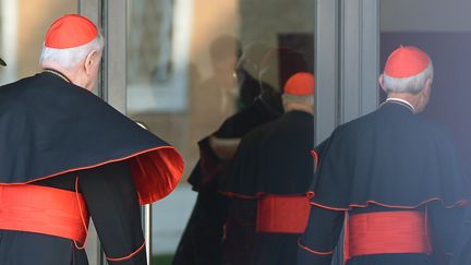 Des cardinaux arrivent au Vatican pour les discussions en pr&eacute;vision du conclave, le&nbsp;4 mars 2013. (VINCENZO PINTO / AFP)