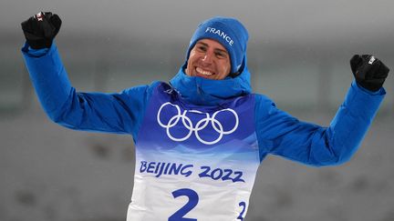 Quentin Fillon Maillet après sa victoire lors de la poursuite en biathlon, dimanche 13 février, aux Jeux olympiques de Pékin. (RAMIL SITDIKOV / SPUTNIK)