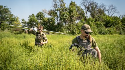 Des soldats ukrainiens transportent un drone de surveillance dans la région de Donetsk (Ukraine), le 5 août 2023. (IGNACIO MARIN / ANADOLU AGENCY / AFP)