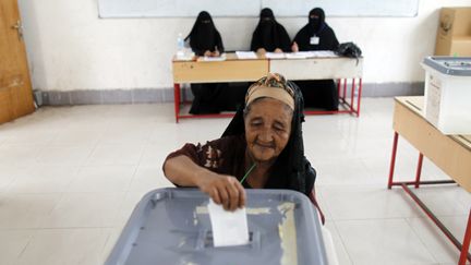 Une femme d&eacute;pose son bulletin de vote dans une urne &agrave; Aden (Yemen), le 21 f&eacute;vrier 2012.