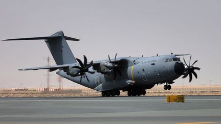 Un avion de l'armée de l'air du Royaume-Uni lors d'une opération d'évacuation de personnes en provenance d'Afghanistan, à l'aéroport Al-Maktoum à Dubai (Emirats Arabes Unis), le 19 août 2021. (GIUSEPPE CACACE / AFP)