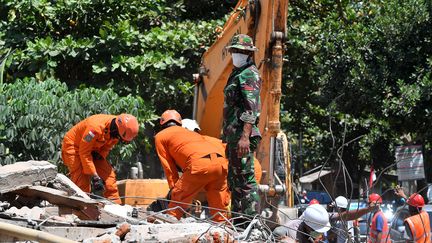 Les secours recherchent des victimes du séisme qui a frappé l'île&nbsp;de Lombok, en Indonésie, le 9 août 2018. (ADEK BERRY / AFP)