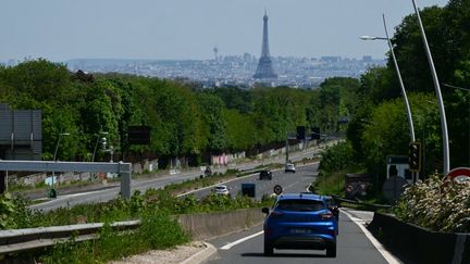 Des voitures sur l'autoroute A13 entre Paris et Versailles, le 10 mai 2024. (MIGUEL MEDINA / AFP)