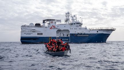 Les equipes SAR de MSF (Search and Rescue) ont sauvé 99 personnes sur un bateau au large de la Libye, le 16 novembre 2021. (VIRGINIE NGUYEN HOANG / HANS LUCAS / AFP)