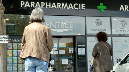 Une file d'attente devant une pharmacie de Montpellier (Hérault), le 2 mai 2020. Photo d'illustration. (MICHAEL ESDOURRUBAILH / MAXPPP)