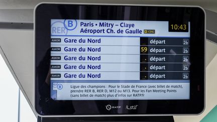 Un panneau&nbsp;affiche les horaires du RER B, le 28 mai 2022 à Sceaux (Hauts-de-Seine). (MAGALI COHEN / HANS LUCAS / AFP)