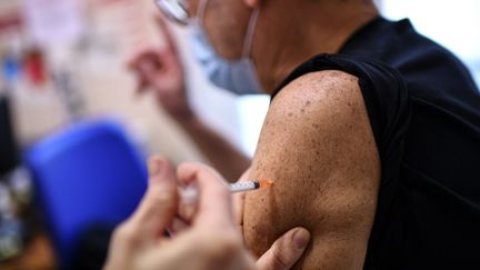 Vaccination contre le covid-19 : reports en série dans trois régions