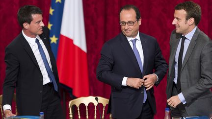 Manuel Valls, Fran&ccedil;ois Hollande et Emmanuel Macron, le 16 juin 2015 &agrave; l'Elys&eacute;e. (LIONEL BONAVENTURE / AFP)