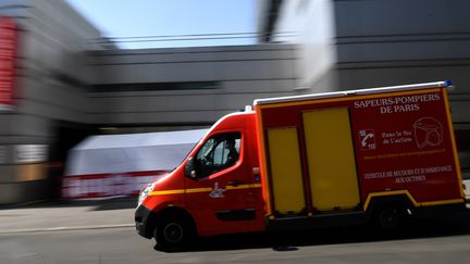 Le feu s'était déclaré en plein après-midi, dans le centre-ville, au 11e étage de ce bâtiment qui en compte une quinzaine, alors que toutes les familles étaient présentes à l’intérieur en raison du confinement. (FRANCK FIFE / AFP)