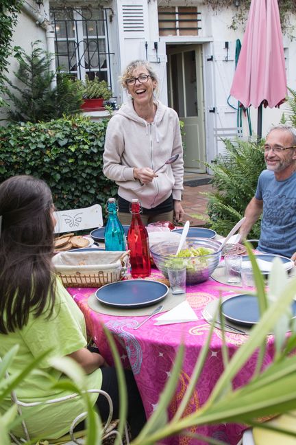 Sarah (à gauche), Isabelle, son mari&nbsp;Jérôme et la mère d'Isabelle (à droite)&nbsp;s'apprêtent à dîner, le 17 juin 2019.&nbsp; (YANN THOMPSON / FRANCEINFO)