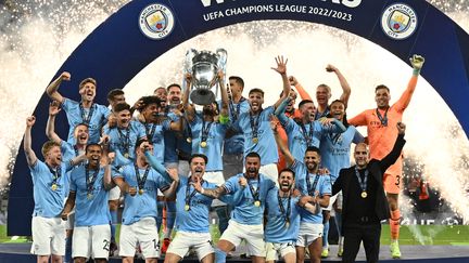 Les joueurs de Manchester City célèbrent leur victoire en Ligue des champions à Istanbul, le 10 juin 2023. (PAUL ELLIS / AFP)