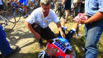 Le 6 juillet 2010, Franck Schleck se retrouvait au tapis après une chute sur les pavés.  (JOEL SAGET / POOL)