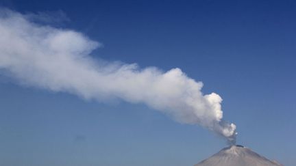 De la vapeur d'eau et des cendres s'&eacute;chappent du volcan Popocatepetl &agrave; San Nicolas de los Ranchos (Mexique), le 17 avril 2012. (IMELDA MEDINA / REUTERS)