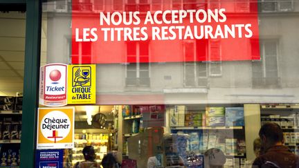 La devanture d'un supermarch&eacute; indiquant qu'il accepte les diff&eacute;rents types de titres restaurant. (NATHAN ALLIARD / PHOTONONSTOP / AFP)