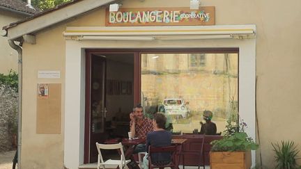 Ruralité : à Uzeste, la renaissance d'une boulangerie grâce à la mobilisation bénévole des villageois