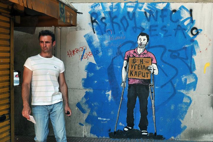 &quot;La mauvaise santé&quot; : street art contre la crise de l&#039;Euro à Athènes
 (LOUISA GOULIAMAKI / AFP)