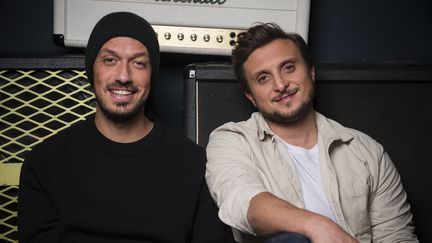 Le duo de Youtubeurs,&nbsp;Mcfly et Carlito, lors de l'enregistrement de leur premier album "Notre meilleur album". (JULIEN DE ROSA / AFP)