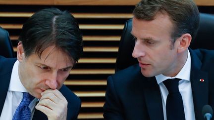 Emmanuel Macron et le président du Conseil italien, Giuseppe Conte (gauche), à Bruxelles (Belgique), le 24 juin 2018. (YVES HERMAN / AFP)