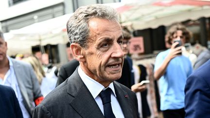 Nicolas Sarkozy, à Arcachon, le 25 août 2023 pour une séance de dédicaces de son nouveau livre "Le temps des combats". (CHRISTOPHE ARCHAMBAULT / AFP)