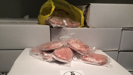 "Faux" steaks hachés surgelés en provenance de Pologne dans les locaux du Secours populaire de la Vienne, à Poitiers. (VINCENT HULIN / FRANCE BLEU POITOU / RADIO FRANCE)