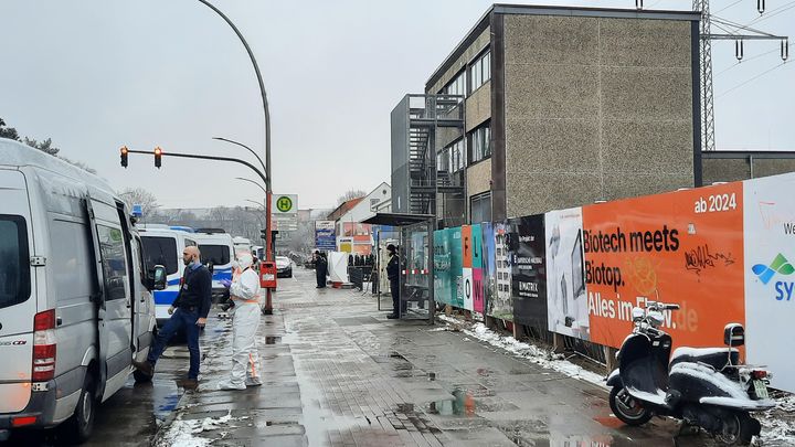 La fusillade s'est déroulée pendant un service de prières organisé par la communauté des Témoins de Jéhovah, dans son centre de Hambourg, en Allemagne. (SEBASTIEN BAER / RADIOFRANCE)