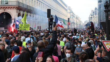 Une manifestation contre le pass sanitaire à Paris le 11 septembre 2021. (ALAATTIN DOGRU / ANADOLU AGENCY / AFP)